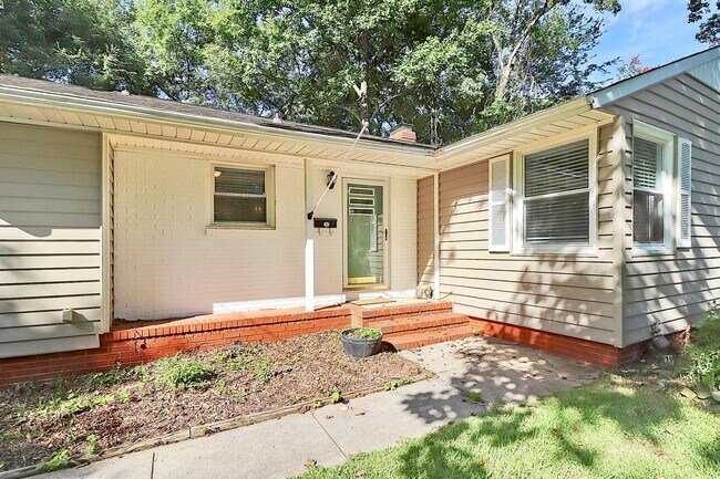 Foto del edificio - Discover the charm of this brick ranch nestled in the heart of Madison Park