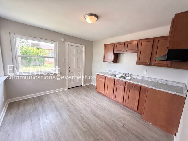 Building Photo - 1000 4th Ave W