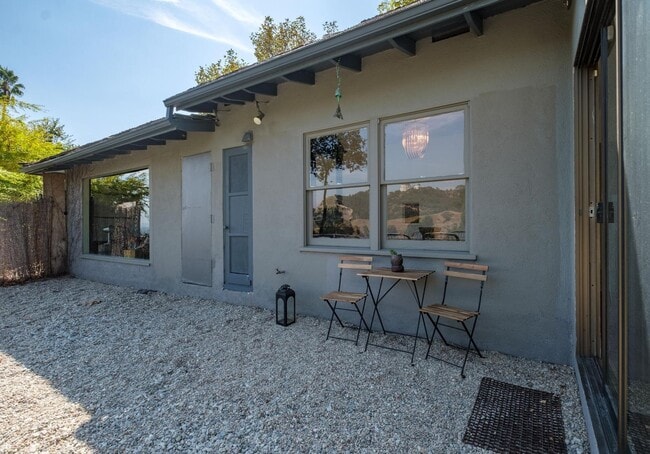 Building Photo - Fully Furnished: Mid-Century w/views of Griffith Observatory in the Hollywood Hills!