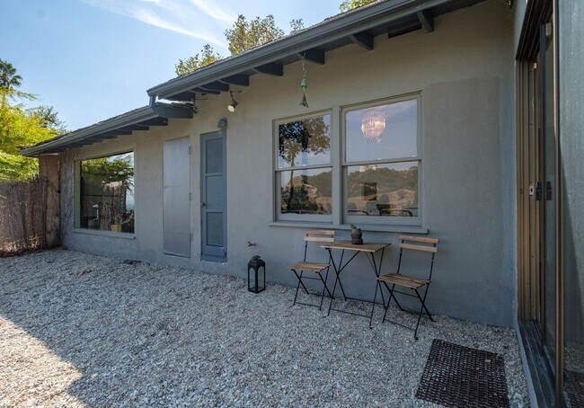 Foto del edificio - Fully Furnished: Mid-Century w/views of Griffith Observatory in the Hollywood Hills!