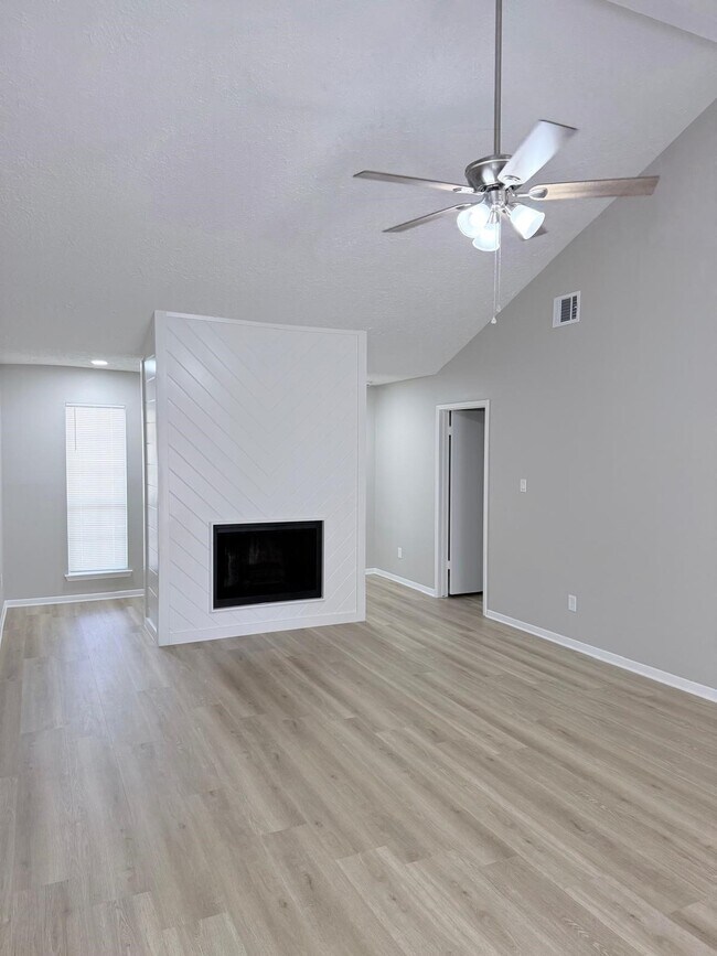 Foto del edificio - 1315 Tiny Tree Dr