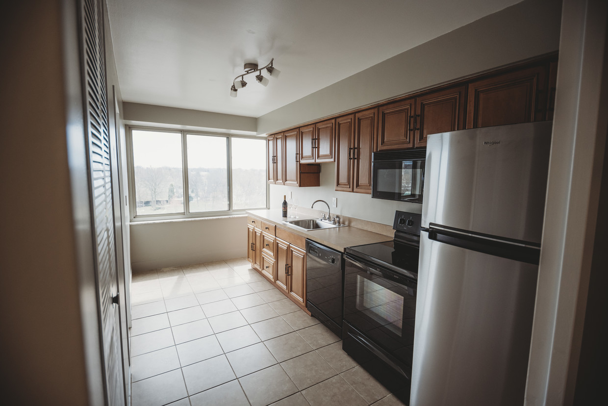 Primary Photo - 12520 Edgewater Dr