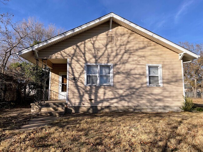 Foto del edificio - 2 Bed 1 Bath with 2-Car Detached Garage