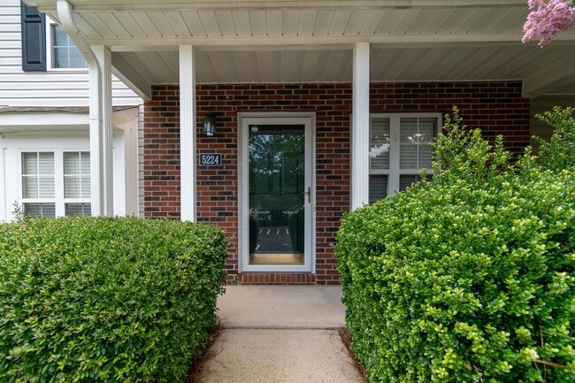 Building Photo - Charming 2-Bedroom Townhome in Prime Locat...