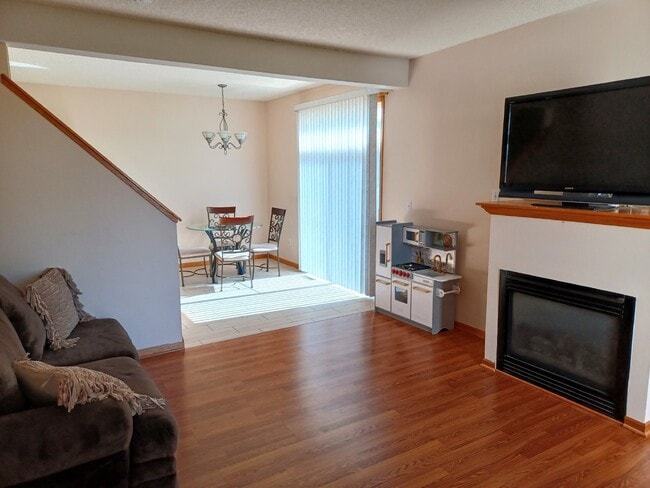 Building Photo - 2 Bedroom 2 Bath End Unit Townhouse - Shakopee