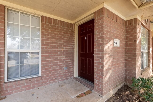 Building Photo - 914 Willow Pond St