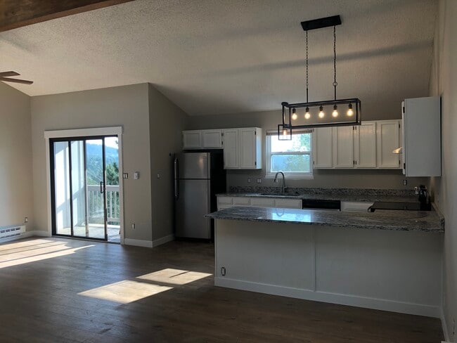 Building Photo - 30803 Hilltop Dr