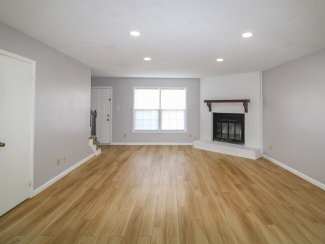 Foto del edificio - Check out this nice townhome in Decatur