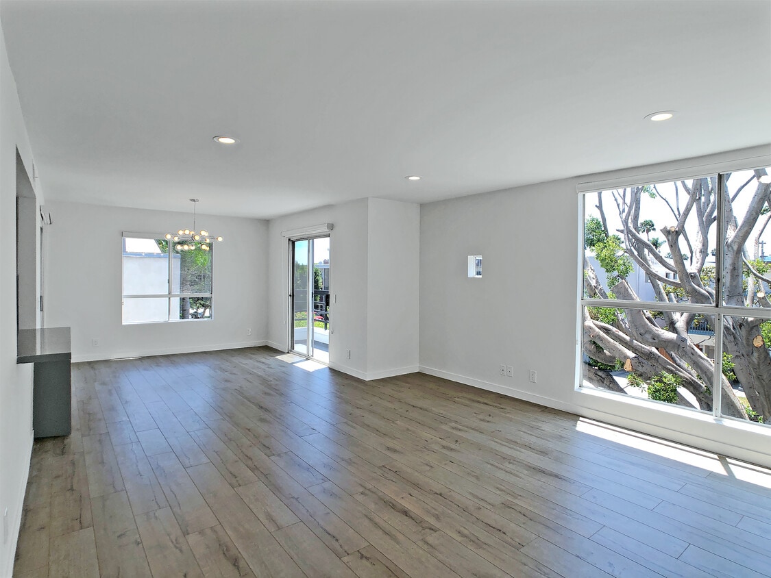 Primary Photo - 1818 Camden Ave