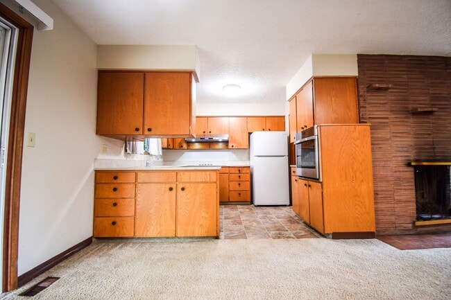 Building Photo - Charming 3 Bedroom 2 Bath Home with Large ...