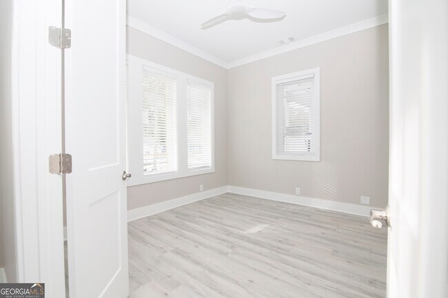 Building Photo - 206 Clifton St NE