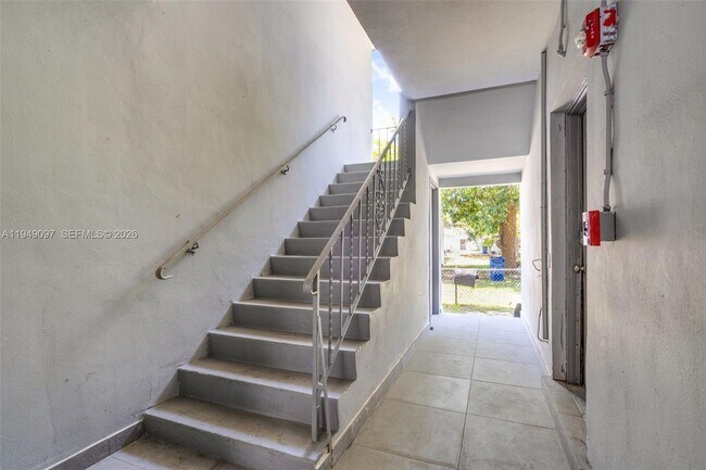 Foto del edificio - 300 NE 1st Ct