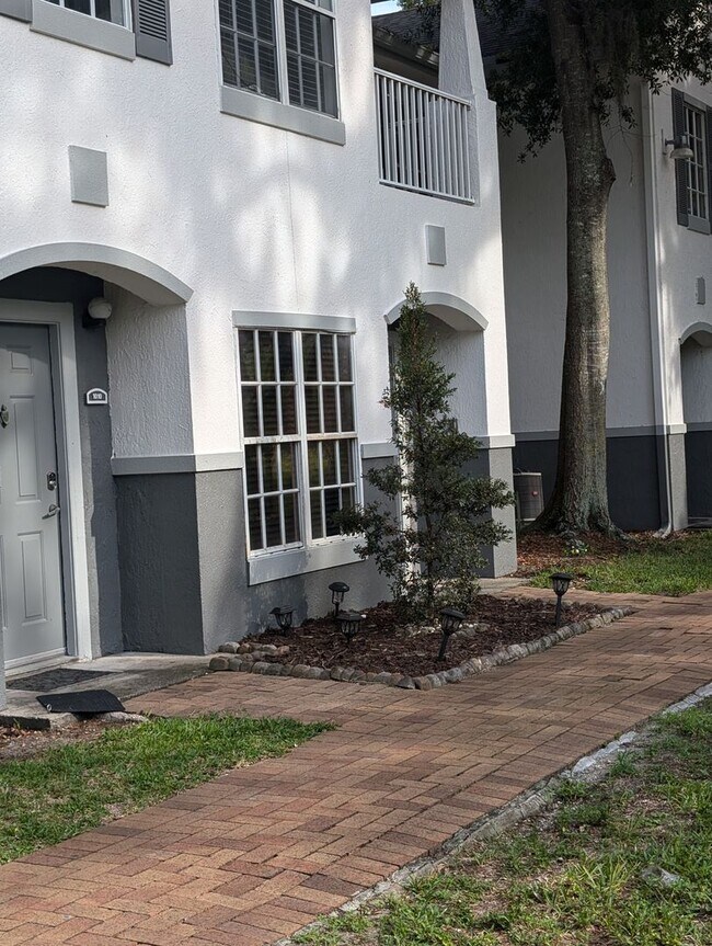 Foto del edificio - Beautiful 2/2. *NO CARPET* RECENTLY RENOVATED