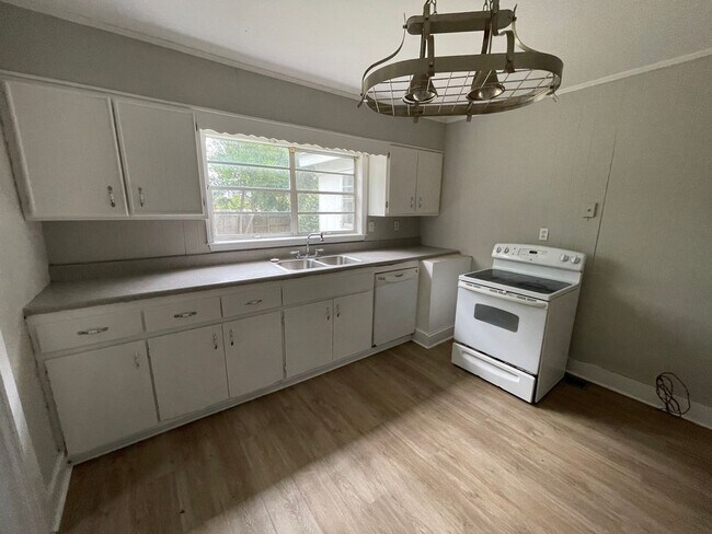 Foto del edificio - 2 bedroom, 1 bathroom cottage with large b...