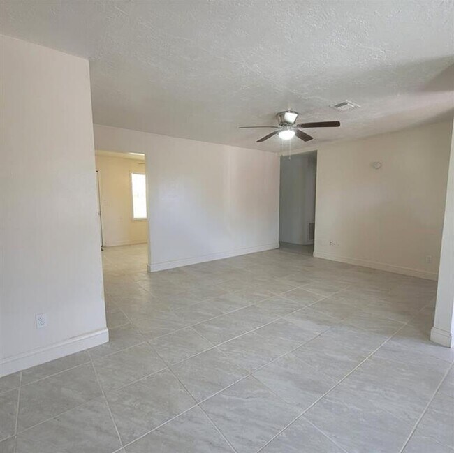 Building Photo - 402 King Edwards Pl