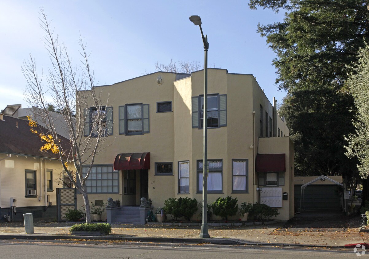 Building Photo - 628 Waverley St