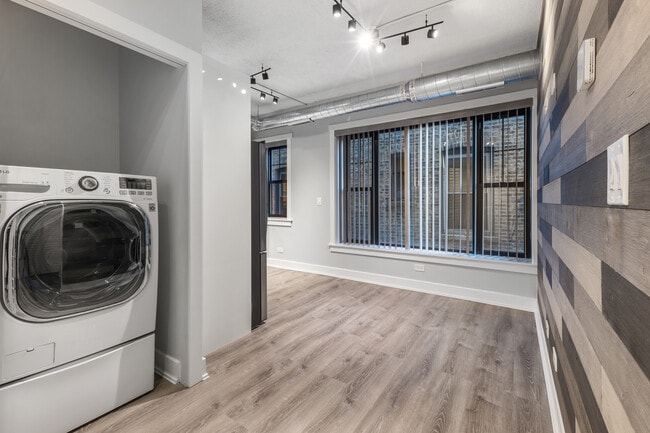 Building Photo - 7645 N Sheridan Rd