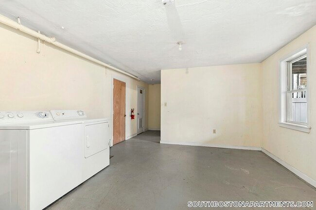Building Photo - 324 W 3rd St