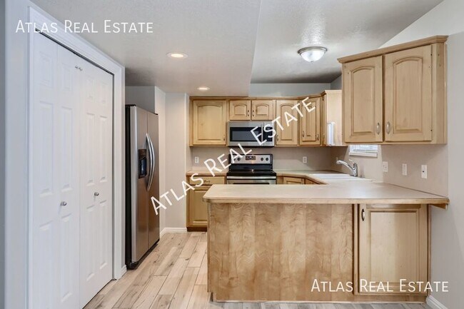 Building Photo - Breathtaking 4 BD / 3 BA, two-story home i...