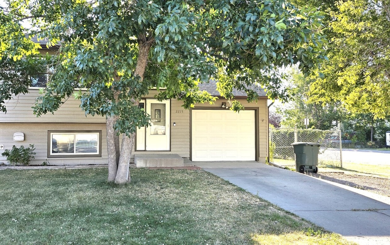 Primary Photo - 2 Bedroom 1.5 Bathroom 1 Car Garage For Rent