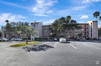 Building Photo - 7300 Lake Cir Dr