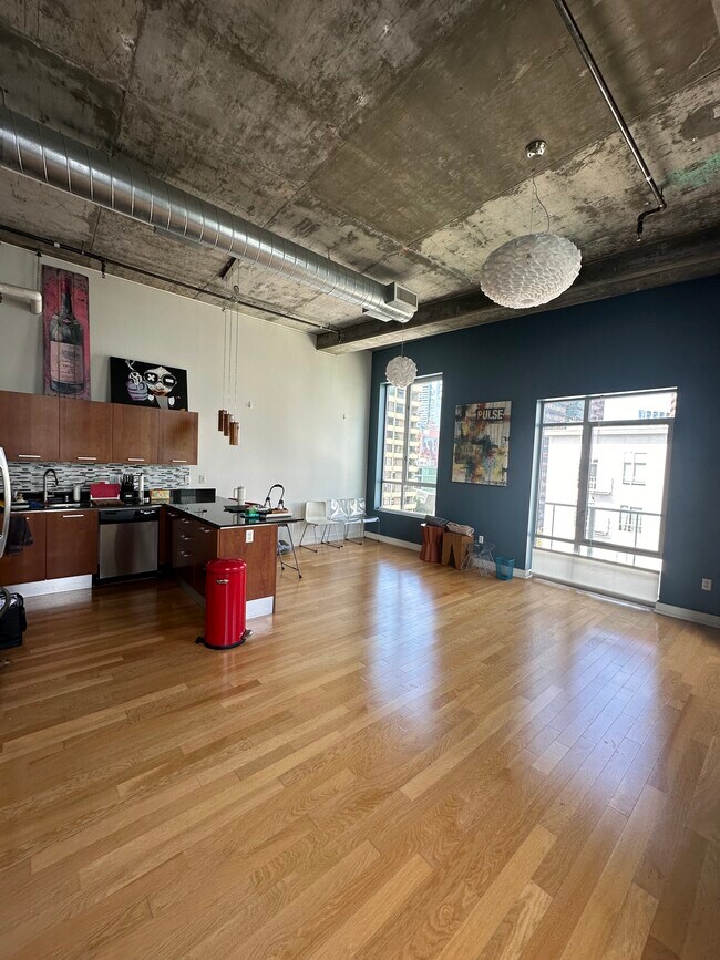 Building Photo - 645 W 9th St