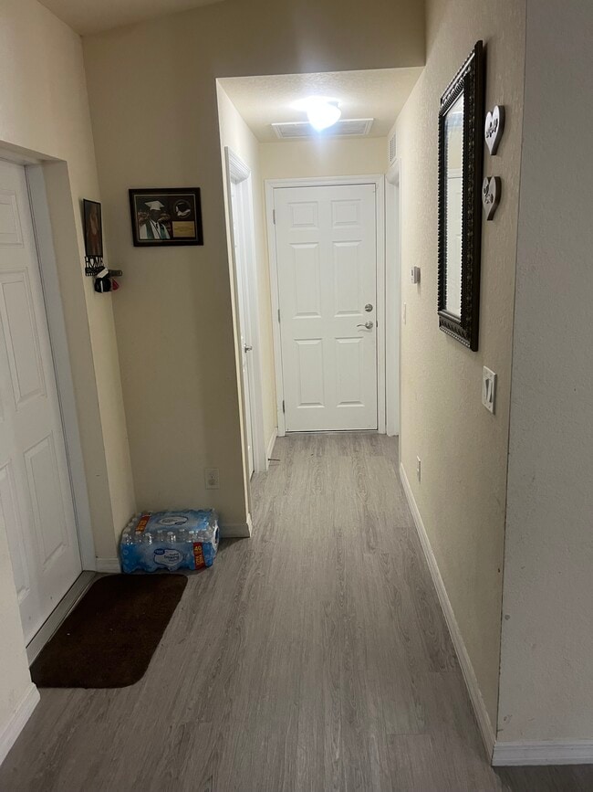 Foto del edificio - 2054 Detroit Dr