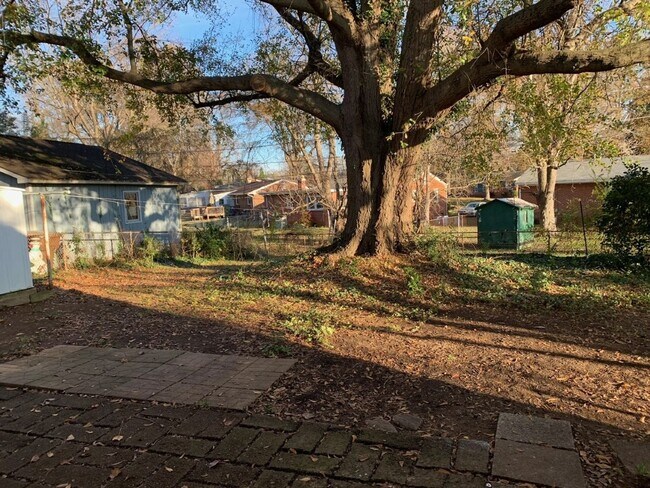 Building Photo - Renovated 2 Bedroom across from Golden Gat...