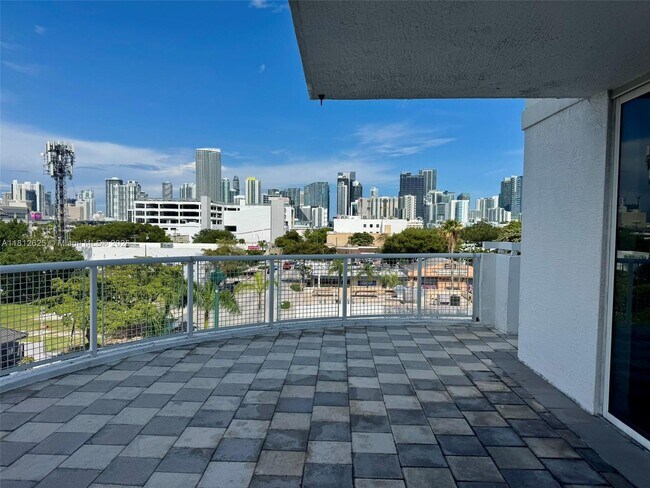Foto del edificio - 900 SW 8th St