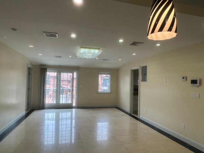 Foto del edificio - 36-12 215th Pl