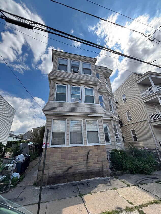 Foto principal - 218 Geneva St