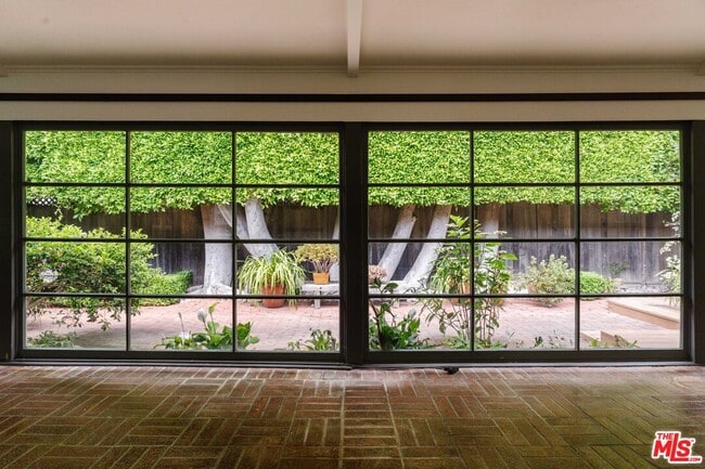 Foto del edificio - 261 S Carmelina Ave