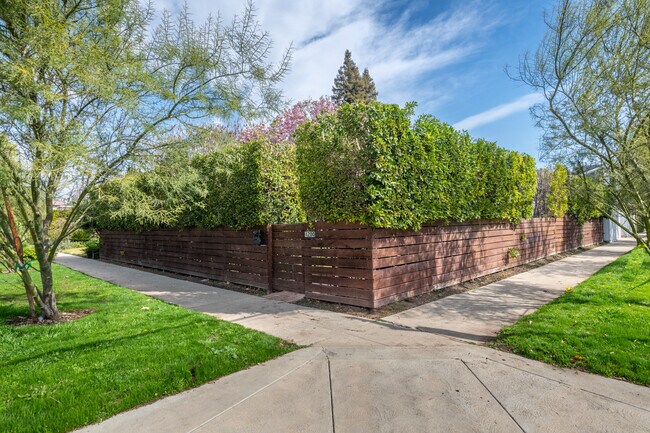 Foto del edificio - 4200 Rhodes Ave