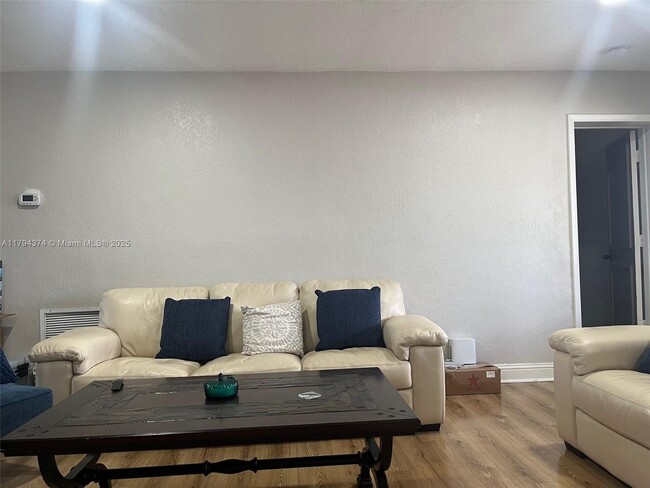 Foto del edificio - 7731 NW 32nd St