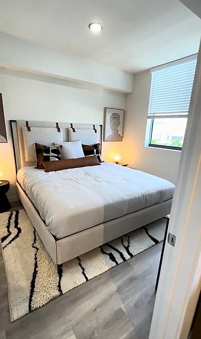 Building Photo - 532 NE 1st Ave