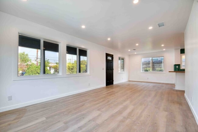 Building Photo - 3172 Cazador St