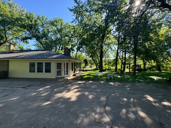 Building Photo - Estate Rambler On Rum River!