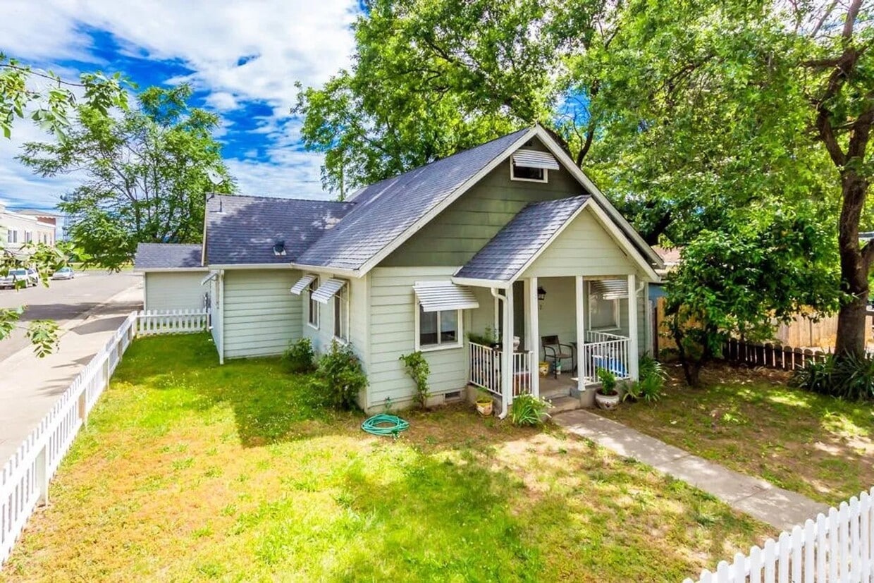 Building Photo - CUTE 2 BED 1 BATH HOUSE WITH A LARGE LOFT