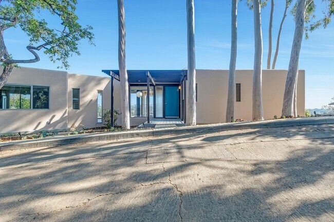 Foto del edificio - 1685 Poppy Peak Dr