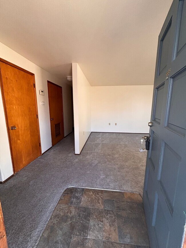 Foto del edificio - Water & Sewer Paid- 3 Bedroom 1 Bath Duplex