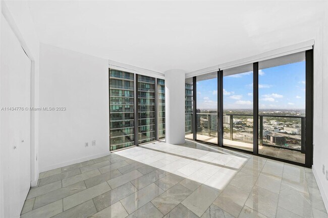 Foto del edificio - 650 NE 32nd St