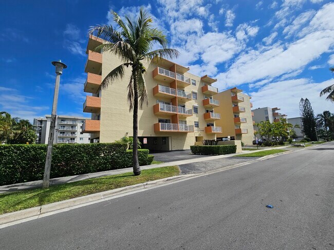 Foto del edificio - 3545 NE 167th St
