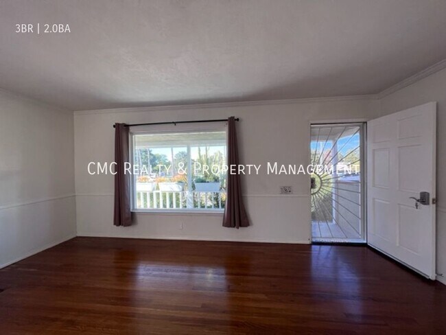 Building Photo - 3 bedrooms, 2 baths plus a bonus room with...