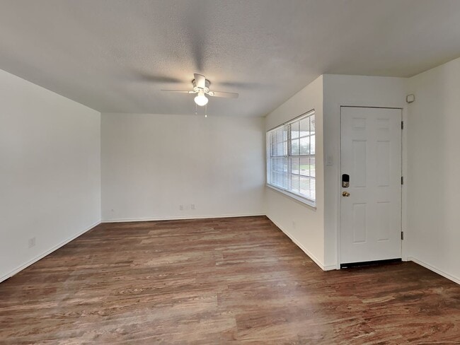 Building Photo - ADORABLE HOME IN ARLINGTON!