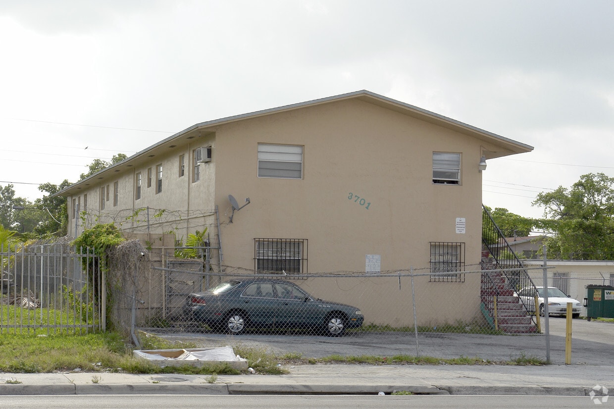 Building Photo - 3701 NW 22nd Ave