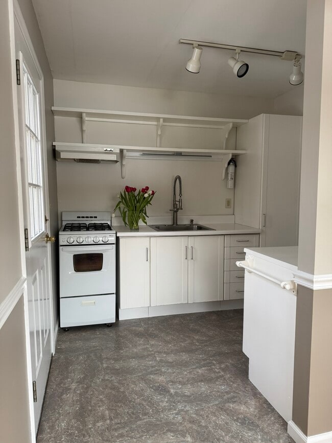 Galley kitchen with ample storage capacity - 75 Fostertown Rd