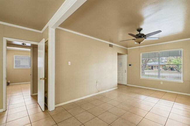 Foto del edificio - 214 W Strickland St