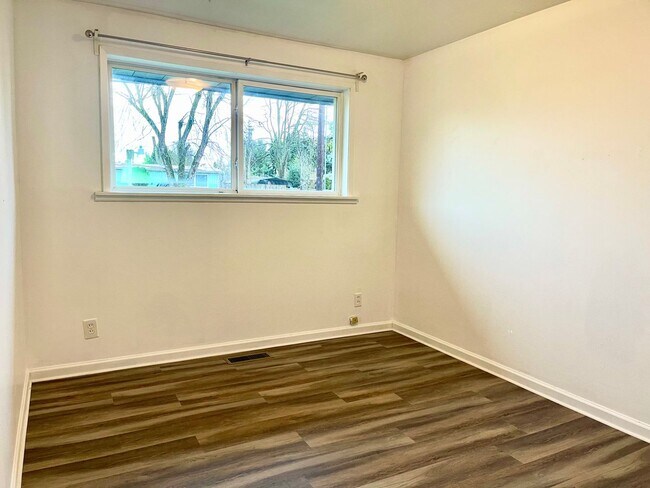 Building Photo - New Floors - 4 Bedroom home