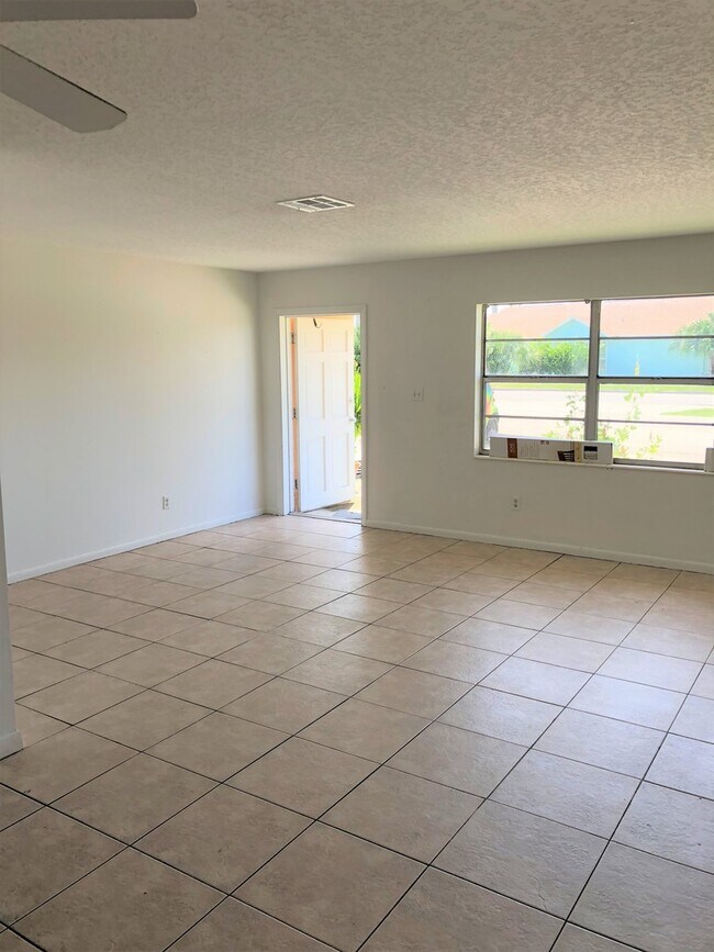 Foto del edificio - 1360 Carlton Ct.