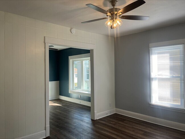 Building Photo - Adorable updated home in Moline!